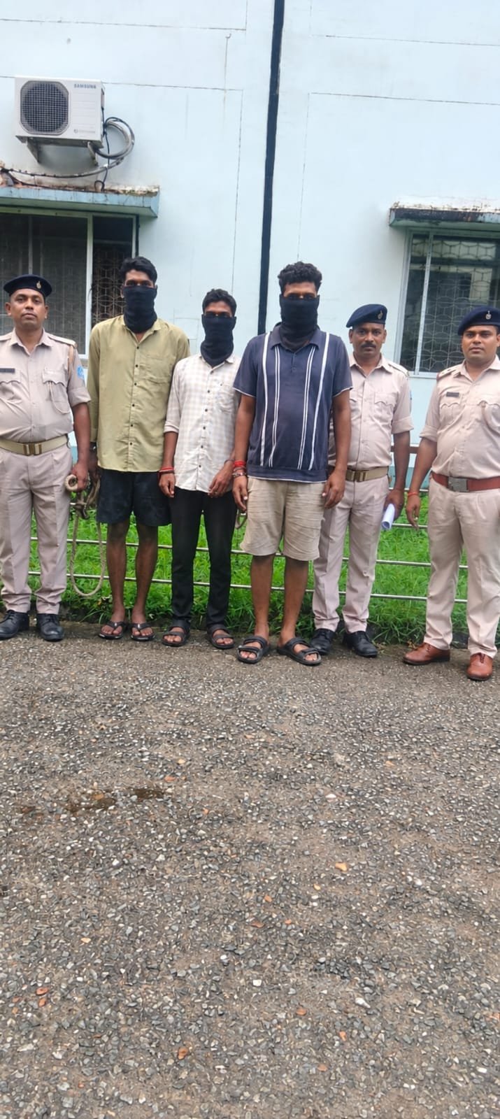 जमशेदपुर में निर्माणाधीन भवन का काम रुकवाकर रंगदारी मांगने वाले 3 आरोपी गिरफ्तार, मोबाइल फोन बरामद