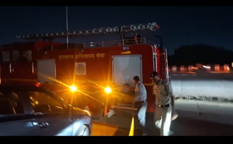 आदित्यपुर के उत्कल किआ शोरूम में लगी आग, कर्मचारियों की तत्परता से टला बड़ा हादसा