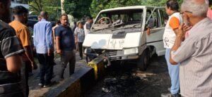 जमशेदपुर: डिवाइडर से टकराई स्कूल वैन, चालक समेत 17 बच्चे घायल
