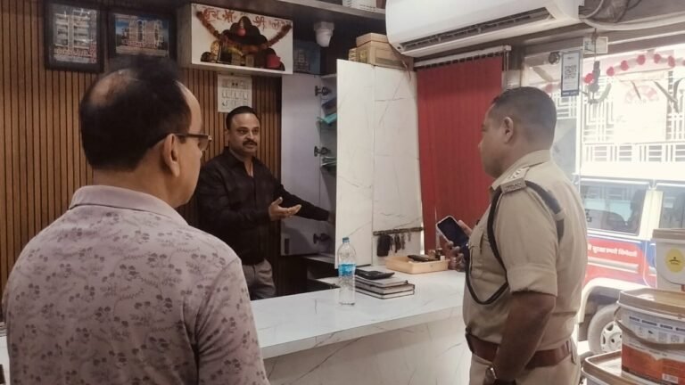 जुगसलाई में दुकान का ताला-शीशा तोड़कर चोरों ने उड़ाई नकदी