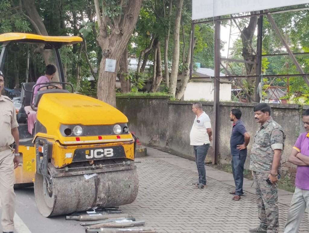 जमशेदपुर: जमशेदपुर में मॉडिफाइड साइलेंसर पर ट्रैफिक पुलिस का शिकंजा, 60 मॉडिफाइड साइलेंसर पर चला रोड रोलर