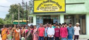 चक्रधरपुर के आधा दर्जन गांवों में 12 दिनों से बिजली गुल, ग्रामीणों ने विद्युत कार्यालय पहुंचकर सौंपा मांग पत्र