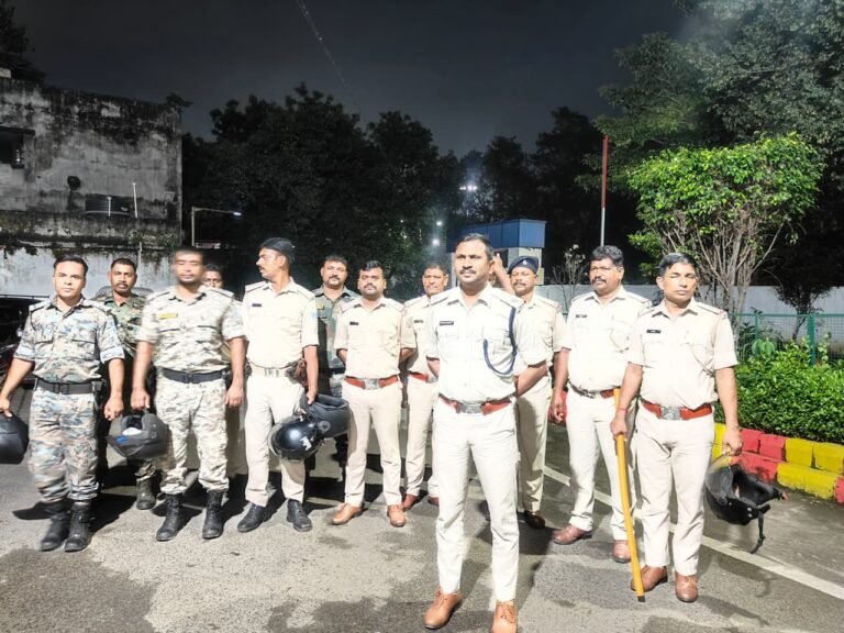 जमशेदपुर में अपराध नियंत्रण को लेकर पुलिस अलर्ट, बिष्टुपुर में देर रात चला गश्ती अभियान