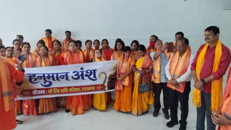 ‘हनुमान अंश’ फिल्म देखने पहुंचे श्री शिव शक्ति परिवार के 51 सदस्य, एक जैसी वेशभूषा ने खींचा ध्यान