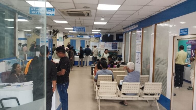 जमशेदपुर में बैंक हड़ताल से पहले रविवार को खुलीं बैंक शाखाएं, ग्राहकों ने निपटाए जरूरी काम