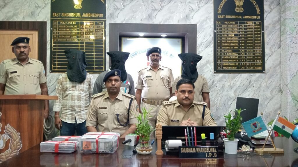 जमशेदपुर में कार से ऑनलाइन जुआ खेलते तीन युवक गिरफ्तार, 1.18 लाख रुपये नकद और मोबाइल जब्त