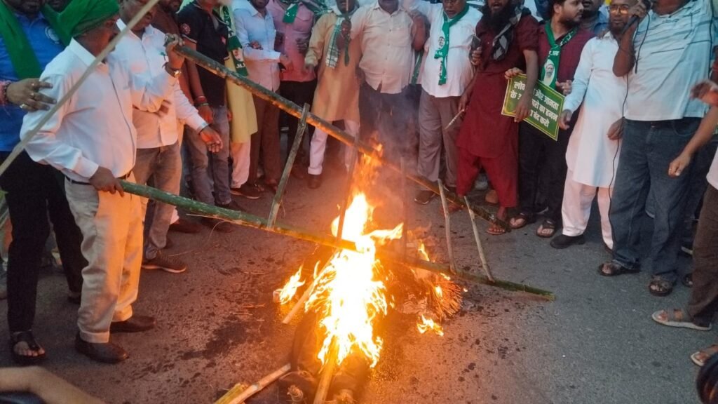 जमशेदपुर में झामुमो ने मुख्य चुनाव आयुक्त ज्ञानेश कुमार का पुतला फूंका, एसआईआर के खिलाफ किया प्रदर्शन
