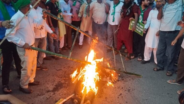 जमशेदपुर में झामुमो ने मुख्य चुनाव आयुक्त ज्ञानेश कुमार का पुतला फूंका, एसआईआर के खिलाफ किया प्रदर्शन