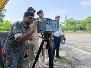 जमशेदपुर के मरीन ड्राइव पर 55 की स्पीड पार करते ही कटेगा चालान, ट्रैफिक पुलिस ने शुरू की कार्रवाई