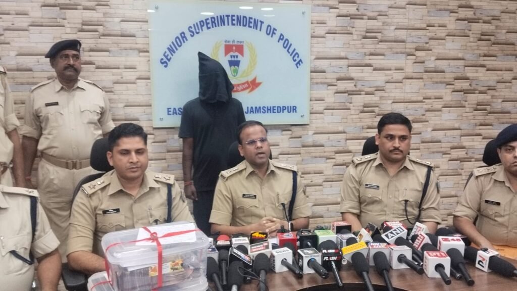 बागबेड़ा में गांजा और अवैध हथियार के साथ युवक गिरफ्तार, 1.428 किलो मादक पदार्थ व नकदी बरामद