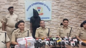 बागबेड़ा में गांजा और अवैध हथियार के साथ युवक गिरफ्तार, 1.428 किलो मादक पदार्थ व नकदी बरामद