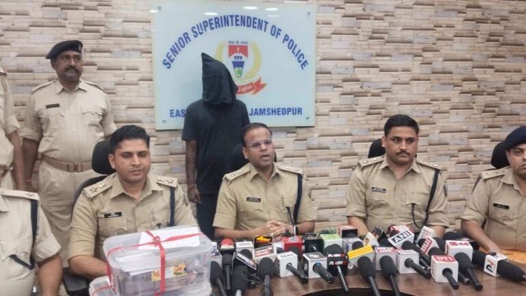 बागबेड़ा में गांजा और अवैध हथियार के साथ युवक गिरफ्तार, 1.428 किलो मादक पदार्थ व नकदी बरामद