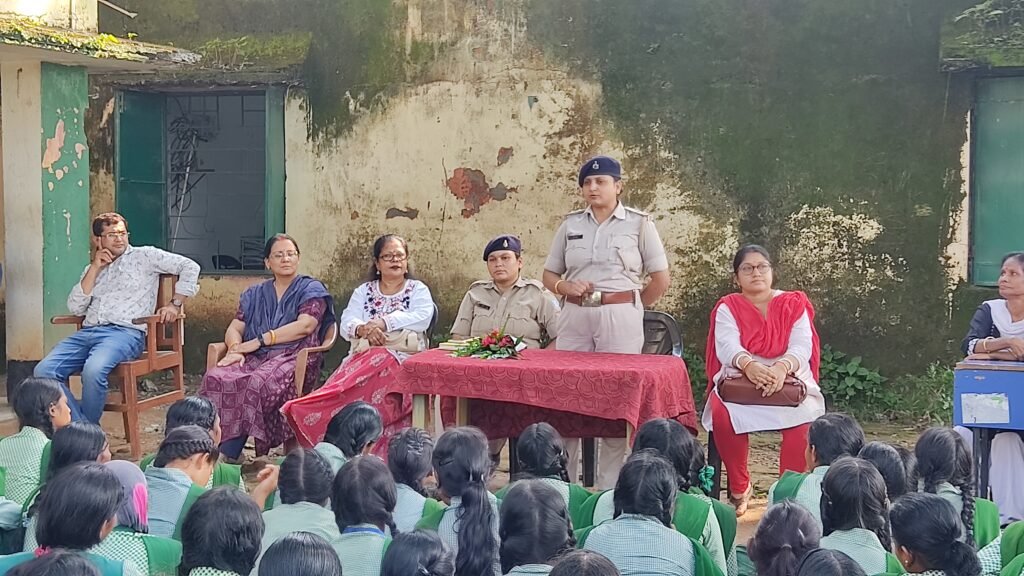 पटमदा के स्कूल में पुलिस का जागरूकता अभियान, छात्रों को साइबर अपराध और नशे से बचाव की दी जानकारी