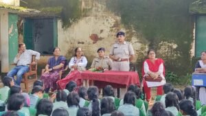 पटमदा के स्कूल में पुलिस का जागरूकता अभियान, छात्रों को साइबर अपराध और नशे से बचाव की दी जानकारी