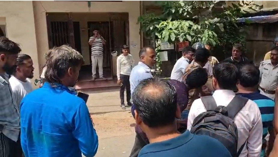 साकची आमबागान में ट्रैफिक चेकिंग के दौरान हंगामा, बाइक से गिरा युवक पुलिसकर्मियों से भिड़ा