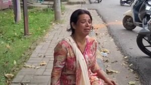 बेटे की मौत का न्याय नहीं मिलने से आहत मां ने एसएसपी कार्यालय के बाहर किया आत्मदाह का प्रयास, समय रहते बची जान
