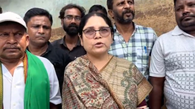 वज्रपात पीड़ित परिवारों से मिलीं विधायक सविता महतो, आर्थिक सहायता देकर बंधाया ढांढस