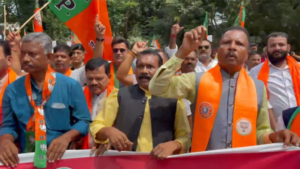 जेपीएससी-जेएसएससी कथित अनियमितताओं के खिलाफ चाईबासा में भाजपा का प्रदर्शन, छात्रों पर दर्ज मुकदमे वापस लेने की मांग