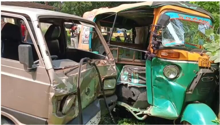 जमशेदपुर में स्कूल वैन और ऑटो की जोरदार टक्कर, दो महिलाएं गंभीर घायल
