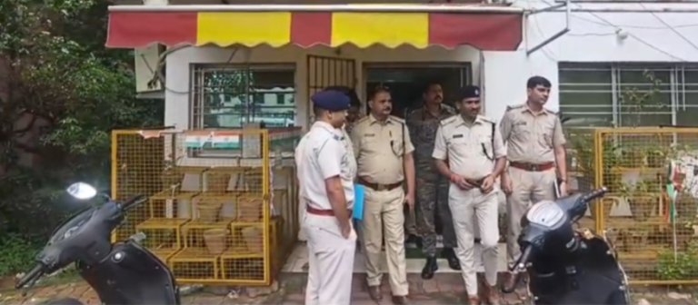 जमशेदपुर: निखार सबलोक हत्याकांड के मुख्य साजिशकर्ता अशोक सिंह राघव के सोनारी स्थित ठिकानों पर छापेमारी ; सराईकेला और जमशेदपुर पुलिस की संयुक्त कार्रवाई