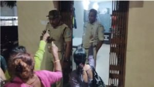 साकची गोलचक्कर पर ट्रैफिक पुलिस और किन्नरों में विवाद, सड़क पर हंगामे से कुछ देर यातायात प्रभावित