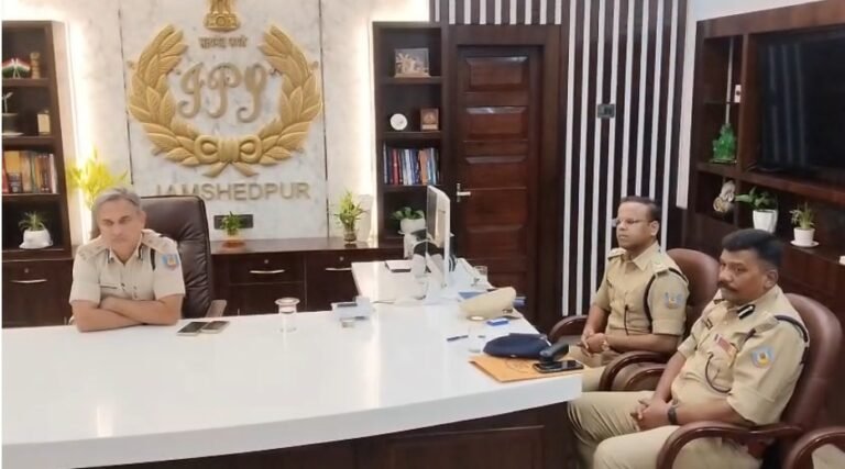 गोलमुरी केनरा बैंक डकैती की जांच तेज, जोनल आईजी और डीआईजी ने किया घटनास्थल का निरीक्षण