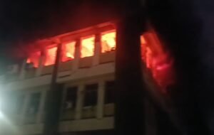 जमशेदपुर: बिष्टुपुर एलआईसी भवन के चौथी मंजिल पर लगी भीषण आग,शार्ट सर्किट की आंशका
