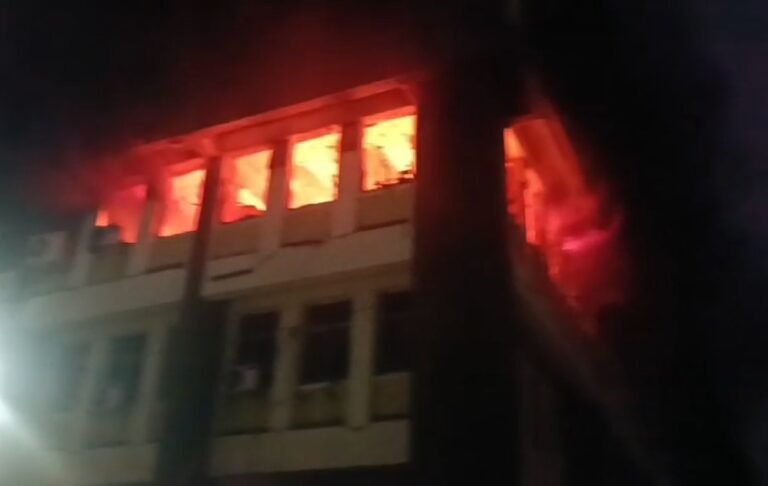 जमशेदपुर: बिष्टुपुर एलआईसी भवन के चौथी मंजिल पर लगी भीषण आग,शार्ट सर्किट की आंशका