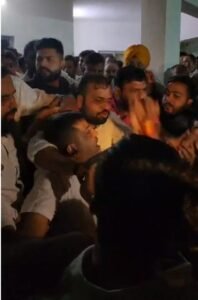 टिनप्लेट कंपनी हादसे में मृत परिजन के समर्थन में धरने के दौरान कांग्रेस-भाजपा नेता आपस में उलझे, 50 लाख मुआवजा और नौकरी की मांग