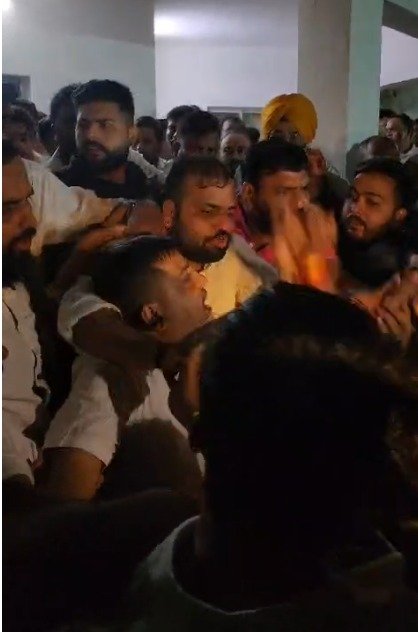 टिनप्लेट कंपनी हादसे में मृत परिजन के समर्थन में धरने के दौरान कांग्रेस-भाजपा नेता आपस में उलझे, 50 लाख मुआवजा और नौकरी की मांग