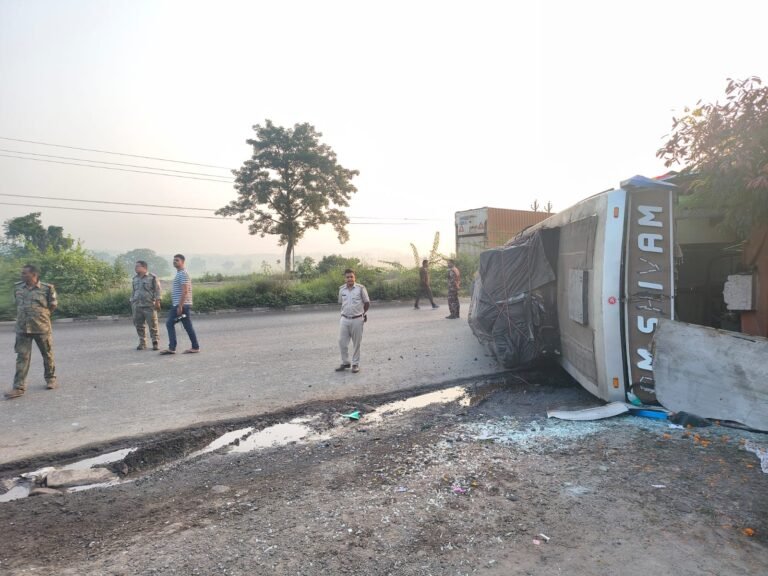 चांडिल:एनएच 33 पर कोलकाता से रांची जा रही यात्री बस पलटी, 20 से अधिक घायल
