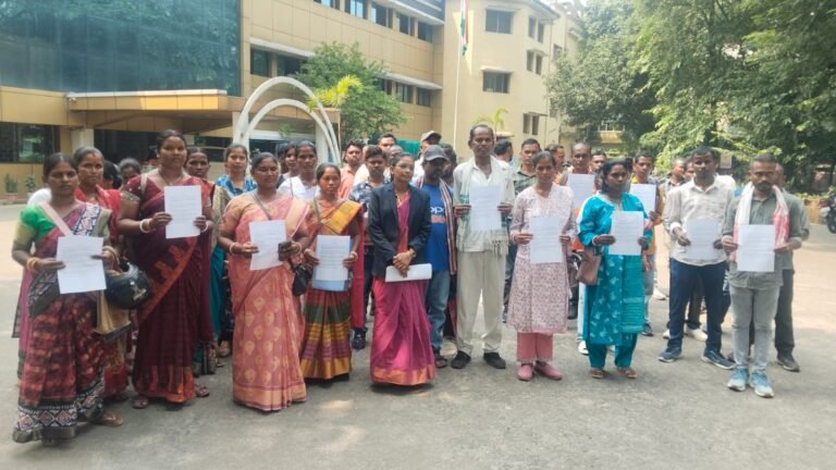 डुमरिया एकलव्य विद्यालय में शिक्षकों की कमी मामले में दुखनी सोरेन ने डीसी को सौंपा ज्ञापन