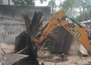 जमशेदपुर में अतिक्रमण पर प्रशासन की कार्रवाई, स्टार टॉकीज के पास 17 दुकानें हटाईं