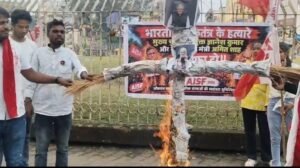 जमशेदपुर: साकची गोलचक्कर पर एआईएसएफ का जोरदार प्रदर्शन, मुख्य चुनाव आयुक्त ज्ञानेश कुमार और गृह मंत्री अमित शाह का फूंका पुतला