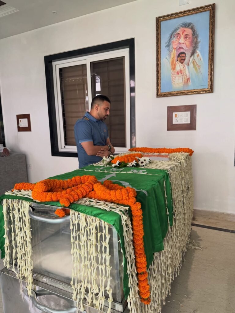 रांची: जेएमएम के केंद्रीय प्रवक्ता कुणाल षाड़ंगी गुरुजी आवास पहुंचकर स्व. रूपी सोरेन को दी भावभीनी श्रद्धांजलि,सीएम हेमंत सोरेन व परिजनों से जताई संवेदना