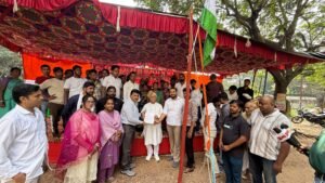 जमशेदपुर: सफाईकर्मियों के अधिकारों के लिए डीएलसी कार्यालय पर सत्यम सिंह के नेतृत्व में धरना, अपर श्रम आयुक्त को सौंपा ज्ञापन