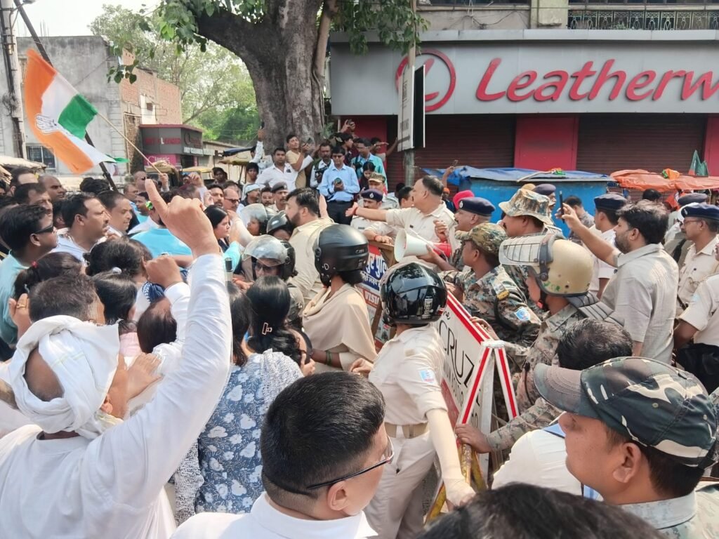 जमशेदपुर: भाजपा-कांग्रेस कार्यकर्ताओं के बीच हिंसक झड़प, पथराव में पूर्व भाजपा जिलाध्यक्ष दिनेश कुमार समेत 10 से अधिक घायल