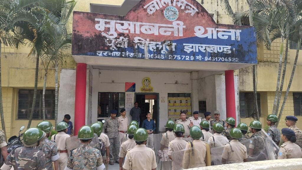 मुसाबनी: दुर्गा पूजा को लेकर पुलिस का फ्लैग मार्च; डीएसपी के नेतृत्व में संवेदनशील इलाकों का जायजा, सुरक्षा का संदेश
