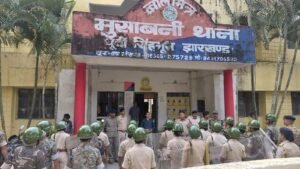 मुसाबनी: दुर्गा पूजा को लेकर पुलिस का फ्लैग मार्च; डीएसपी के नेतृत्व में संवेदनशील इलाकों का जायजा, सुरक्षा का संदेश