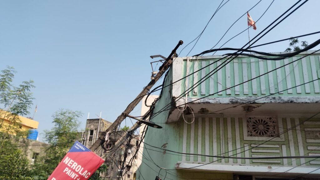 जमशेदपुर: मानगो के आदर्श नगर में हाईवा की टक्कर से गिरे बिजली के दो पोल, बड़ा हादसा टला; स्थानीय लोगों ने जताया विरोध