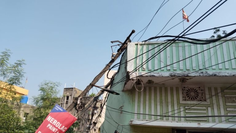 जमशेदपुर: मानगो के आदर्श नगर में हाईवा की टक्कर से गिरे बिजली के दो पोल, बड़ा हादसा टला; स्थानीय लोगों ने जताया विरोध