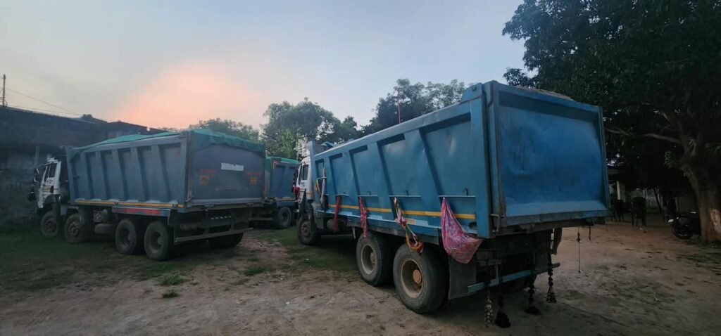 घाटशिला में अवैध बालू कारोबार पर कार्रवाई, धालभूमगढ़ से सात बालू लदे हाईवा जब्त