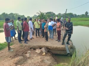 बहरागोड़ा में जर्जर सड़क का कुणाल षाड़ंगी ने किया निरीक्षण, डीसी ने जल्द मरम्मत का दिया आश्वासन