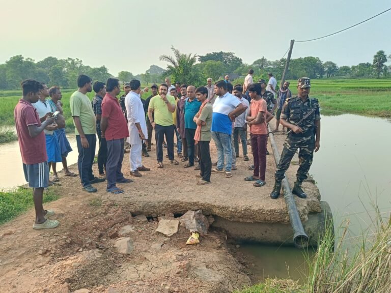 बहरागोड़ा में जर्जर सड़क का कुणाल षाड़ंगी ने किया निरीक्षण, डीसी ने जल्द मरम्मत का दिया आश्वासन