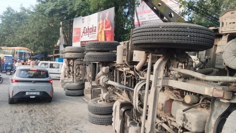 जमशेदपुर के गांधी घाट के पास 18 चक्का ट्रेलर पलटा, बड़ा हादसा टला