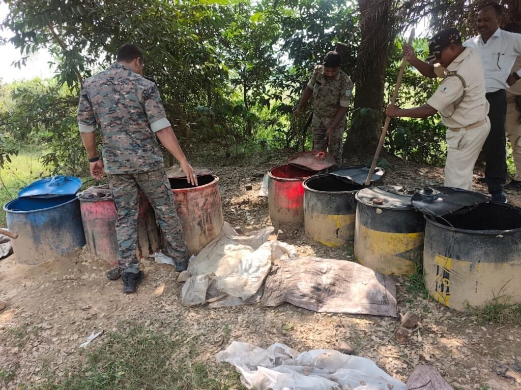 दुर्गा पूजा से पहले उत्पाद विभाग ने 8 हजार किलो जावा महुआ नष्ट, 150 लीटर शराब जब्त