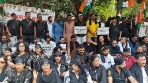 जमशेदपुर में कांग्रेस का काला दिवस, चुनाव प्रक्रिया में गड़बड़ी के आरोप लगा केंद्र सरकार के खिलाफ प्रदर्शन