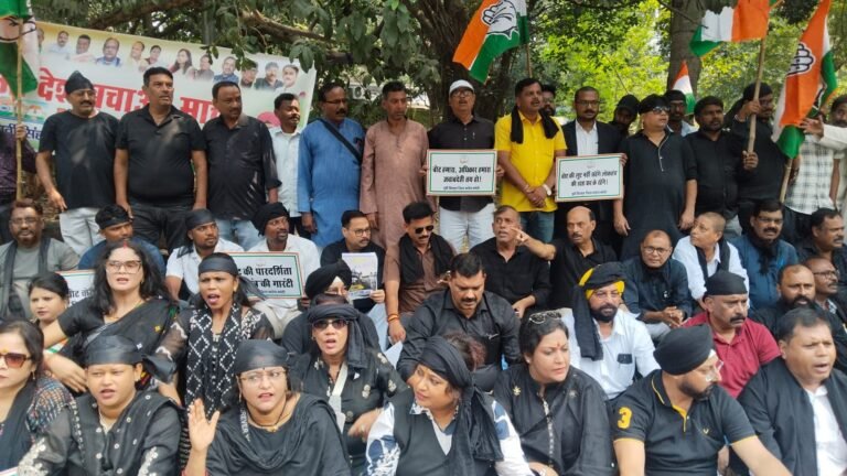 जमशेदपुर में कांग्रेस का काला दिवस, चुनाव प्रक्रिया में गड़बड़ी के आरोप लगा केंद्र सरकार के खिलाफ प्रदर्शन