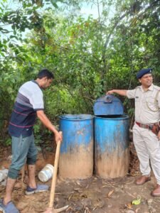 जमशेदपुर में अवैध शराब के खिलाफ पुलिस का अभियान, कई थाना क्षेत्रों में जावा महुआ नष्ट