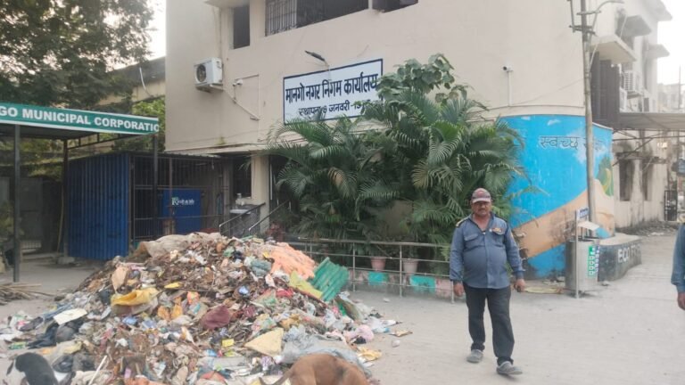 सरयू राय के अल्टीमेटम के बाद समर्थकों ने मुर्दा मैदान का कचरा मानगो नगर निगम कार्यालय के सामने किया डंप